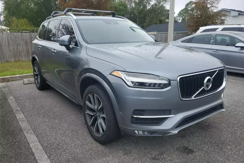 2016 Volvo XC90 T6 Momentum photo 1
