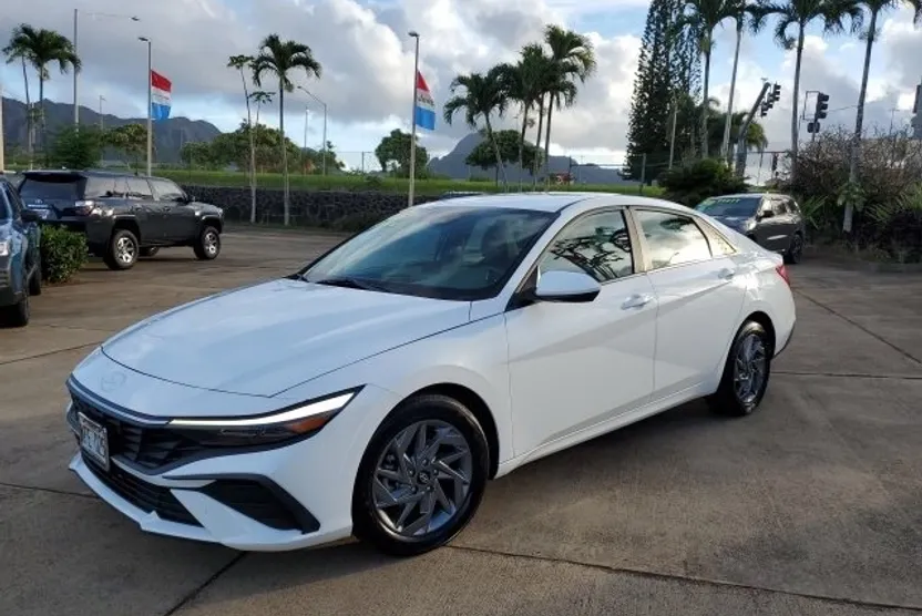 2024 Hyundai Elantra SEL photo 1