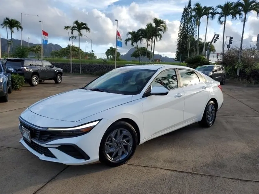 2024 Hyundai Elantra SEL photo 1