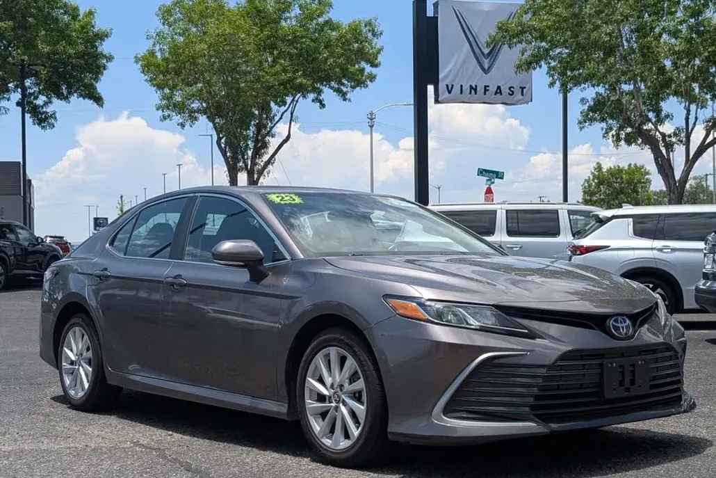 2023 Toyota Camry LE photo 1