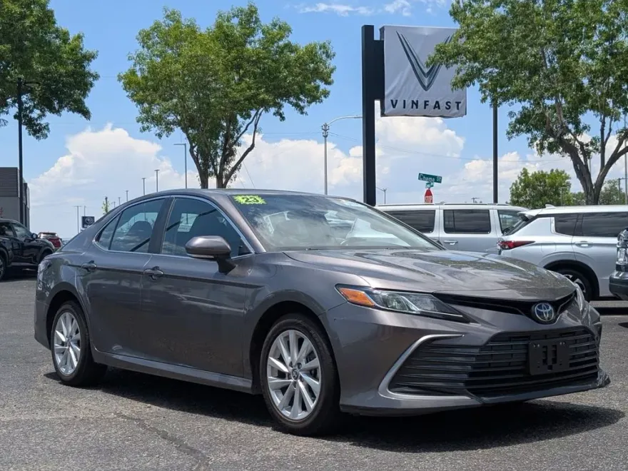 2023 Toyota Camry LE photo 1