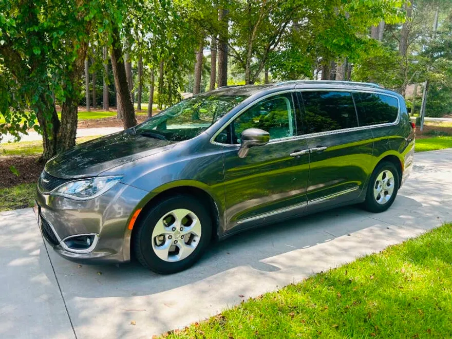 2017 Chrysler Pacifica Touring Plus photo 1