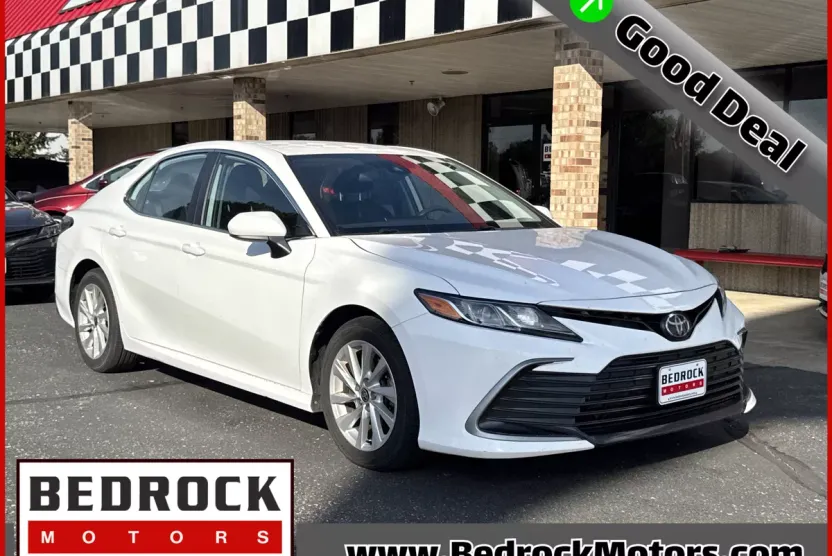 2021 Toyota Camry LE photo 1