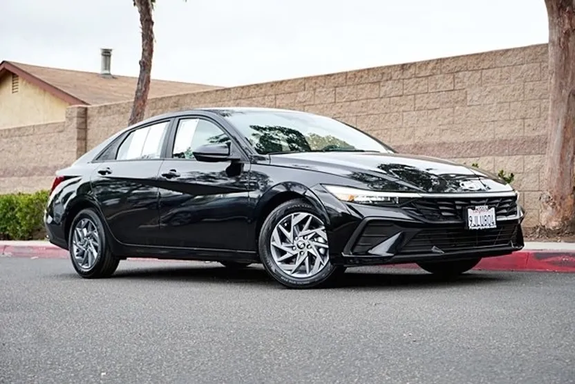 2024 Hyundai Elantra SEL photo 1