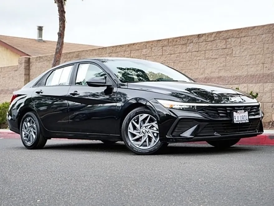 2024 Hyundai Elantra SEL photo 1