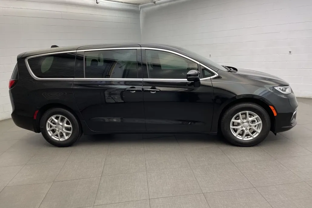 2026 Chrysler Pacifica photo 1