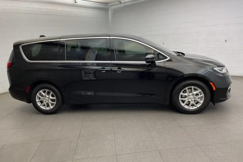 2026 Chrysler Pacifica photo 1
