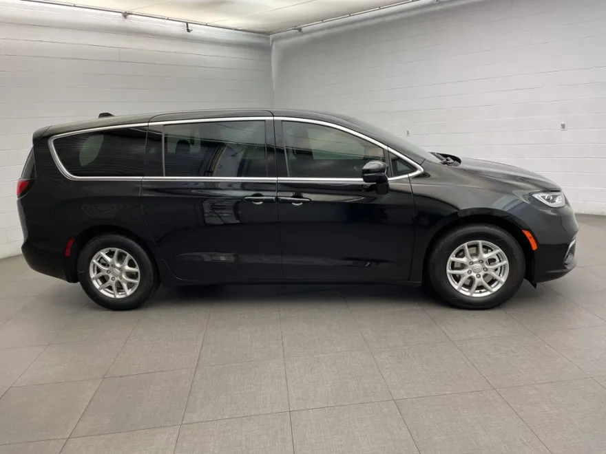 2026 Chrysler Pacifica photo 1