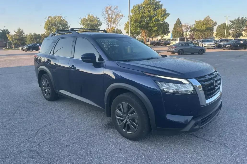 2022 Nissan Pathfinder SV photo 1