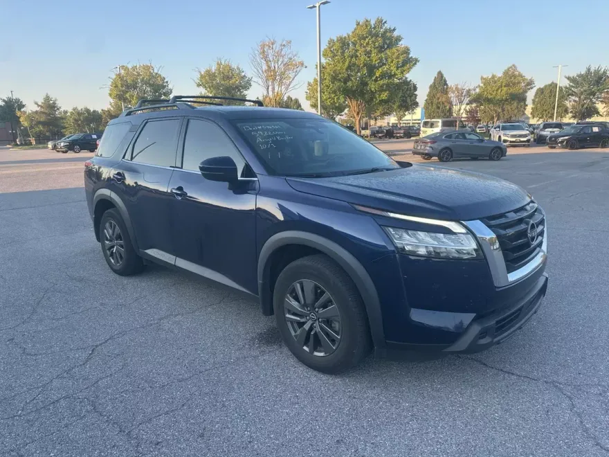 2022 Nissan Pathfinder SV photo 1