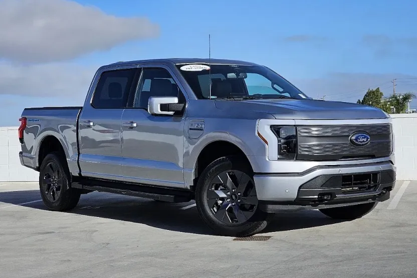 2022 Ford F-150 Lightning Lariat photo 1