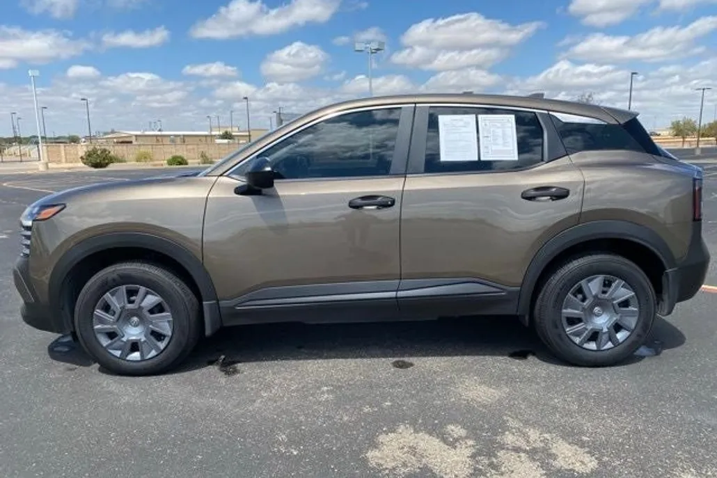 2025 Nissan Kicks S photo 1