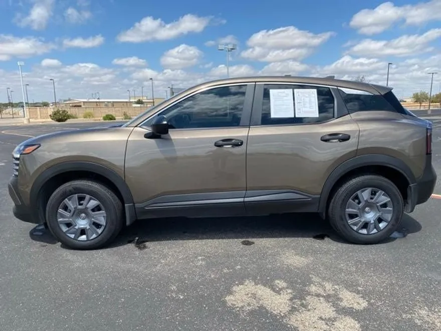 2025 Nissan Kicks S photo 1