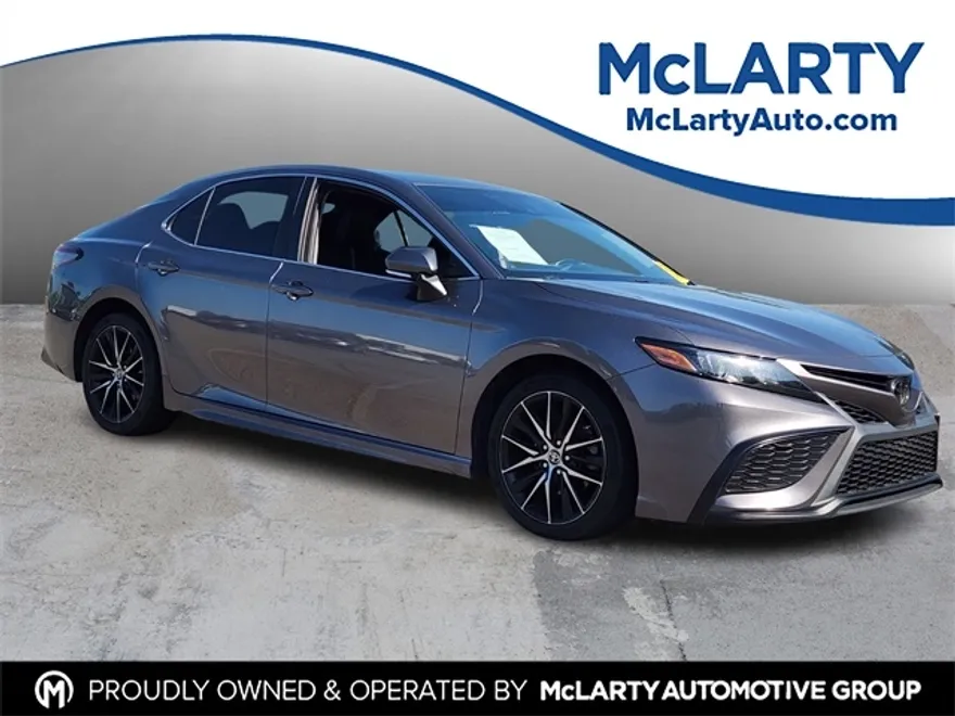 2022 Toyota Camry SE photo 1