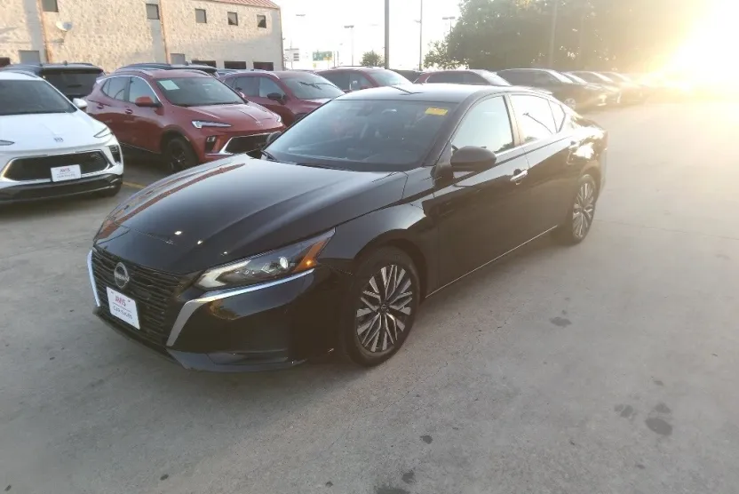 2024 Nissan Altima 2.5 SV photo 1