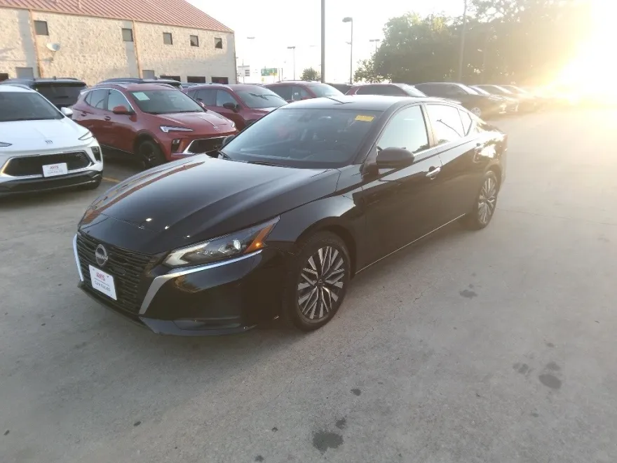 2024 Nissan Altima 2.5 SV photo 1