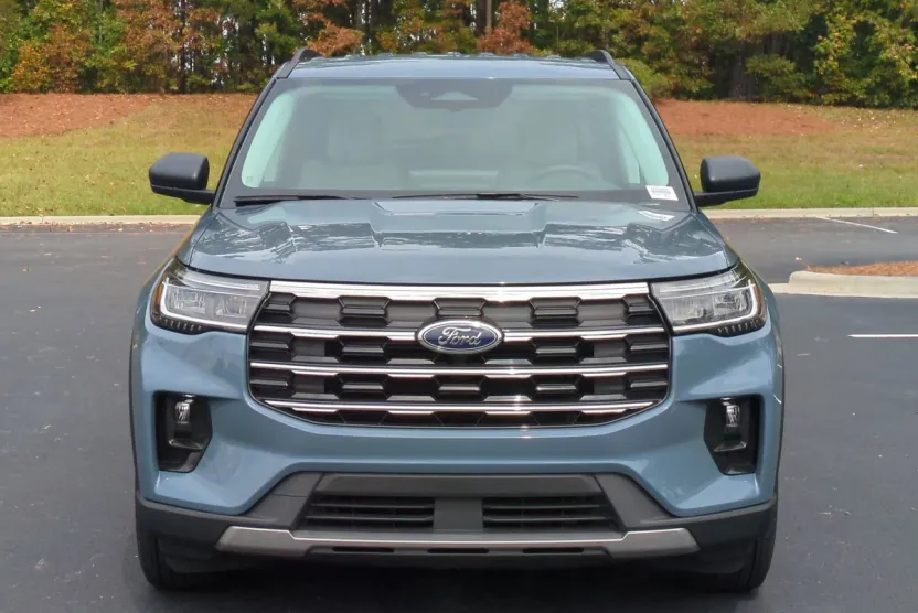 2025 Ford Explorer photo 1