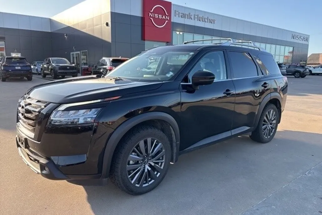 2023 Nissan Pathfinder SL photo 1