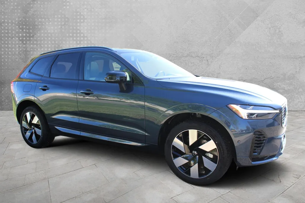 2025 Volvo XC60 Hybrid Plus photo 1