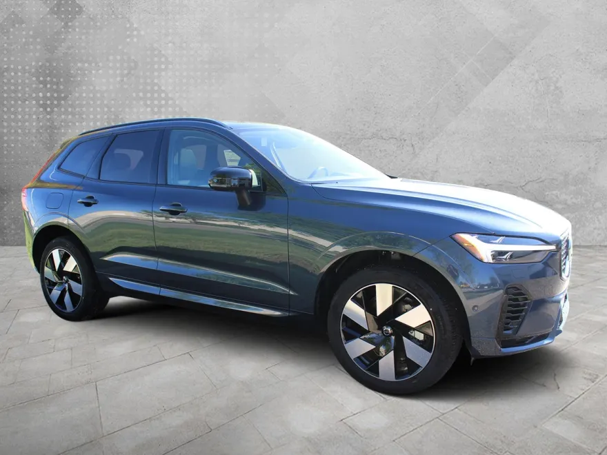 2025 Volvo XC60 Hybrid Plus photo 1
