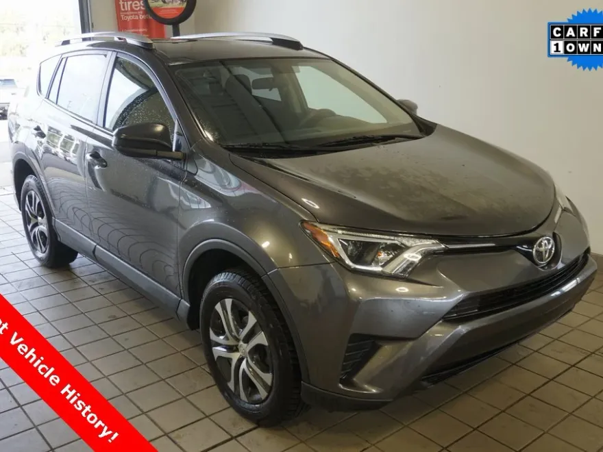 2016 Toyota RAV4 LE photo 1