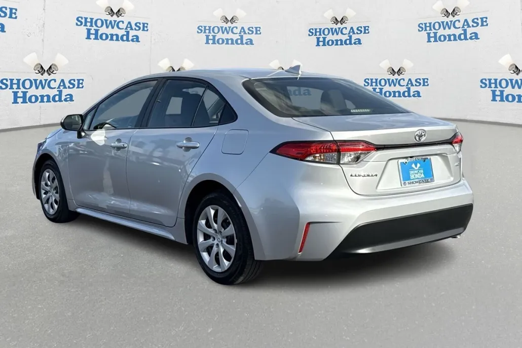 2023 Toyota Corolla LE photo 1