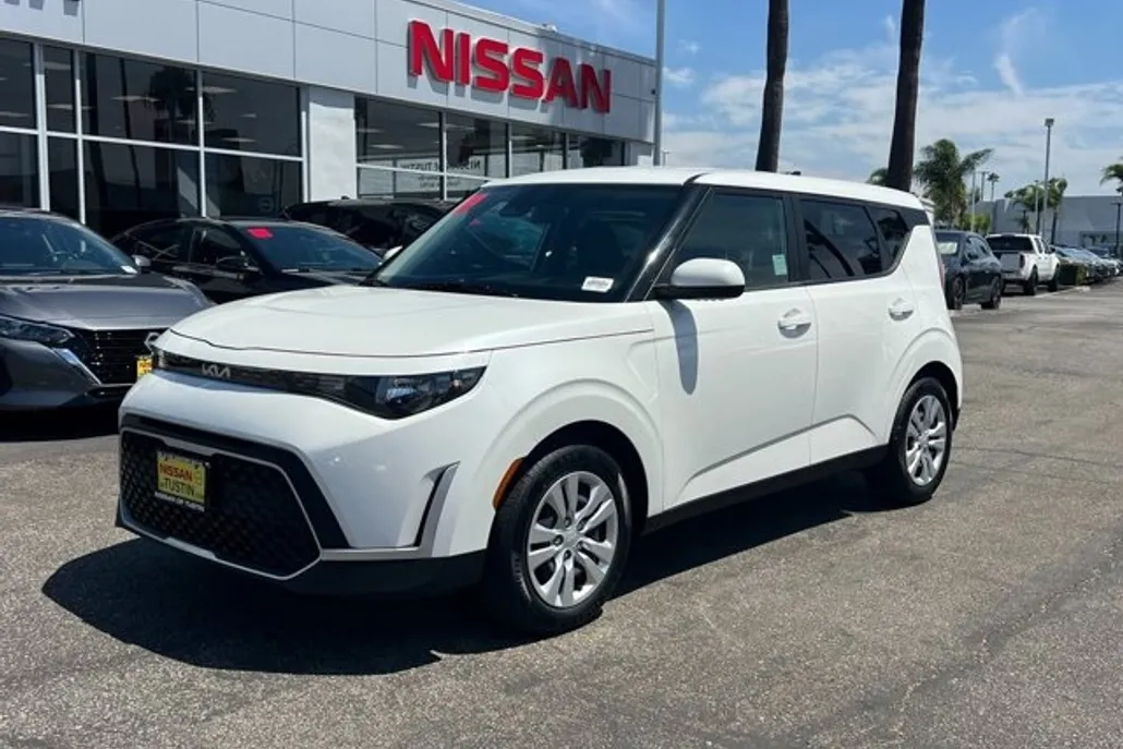 2023 Kia Soul LX photo 1