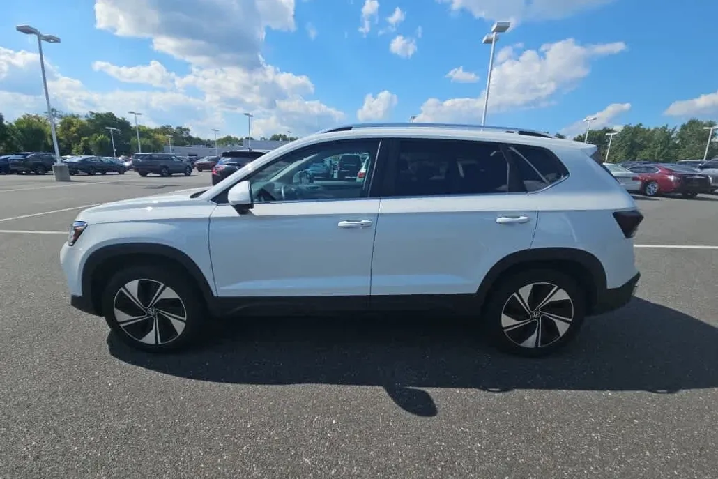 2025 Volkswagen Taos SE photo 1