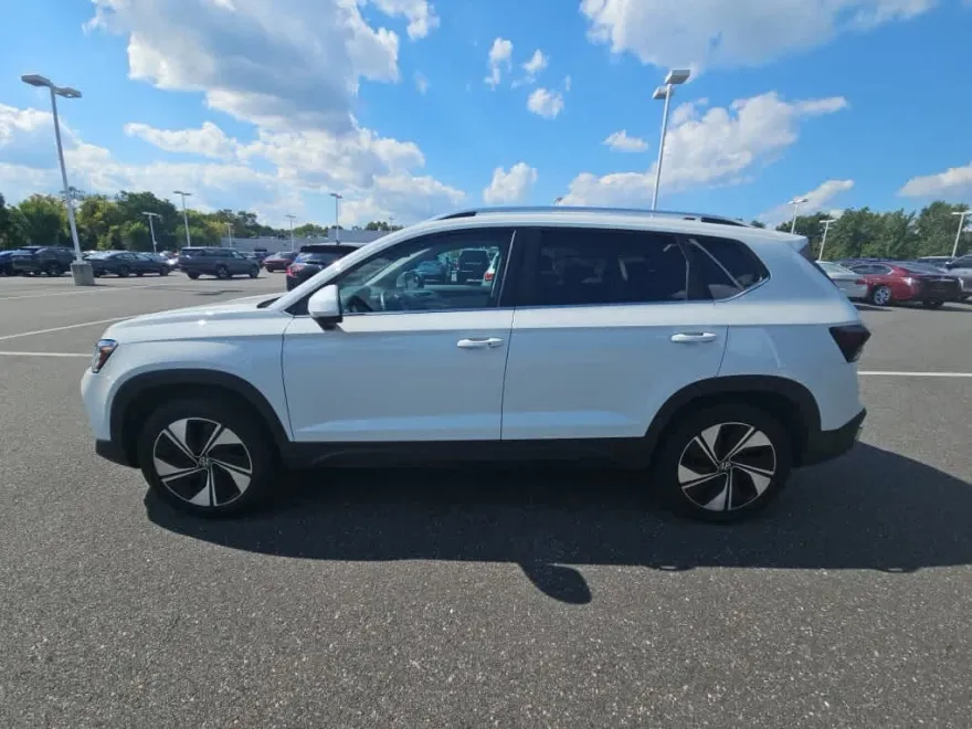 2025 Volkswagen Taos SE photo 1