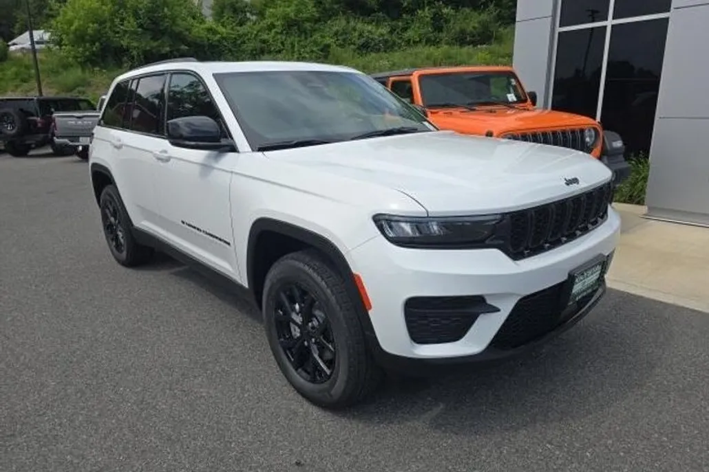 2025 Jeep Grand Cherokee Altitude photo 1