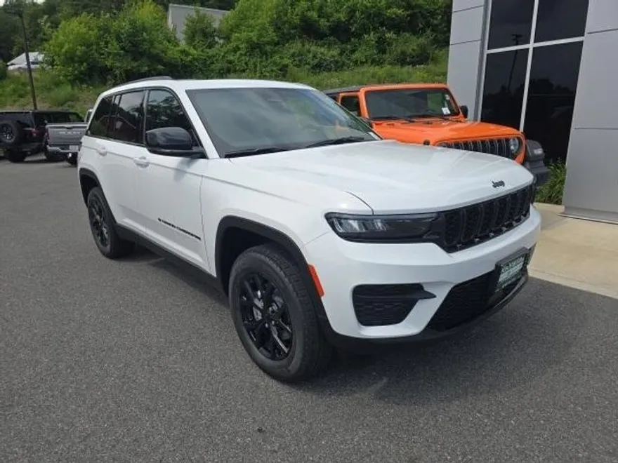 2025 Jeep Grand Cherokee Altitude photo 1