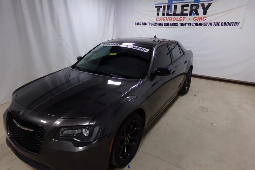 2020 Chrysler 300 Touring photo 1