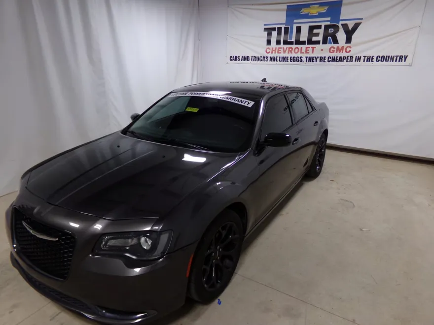 2020 Chrysler 300 Touring photo 1
