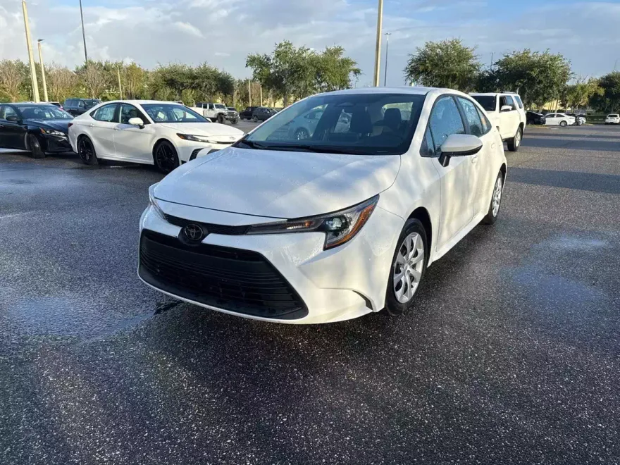 2024 Toyota Corolla LE photo 1