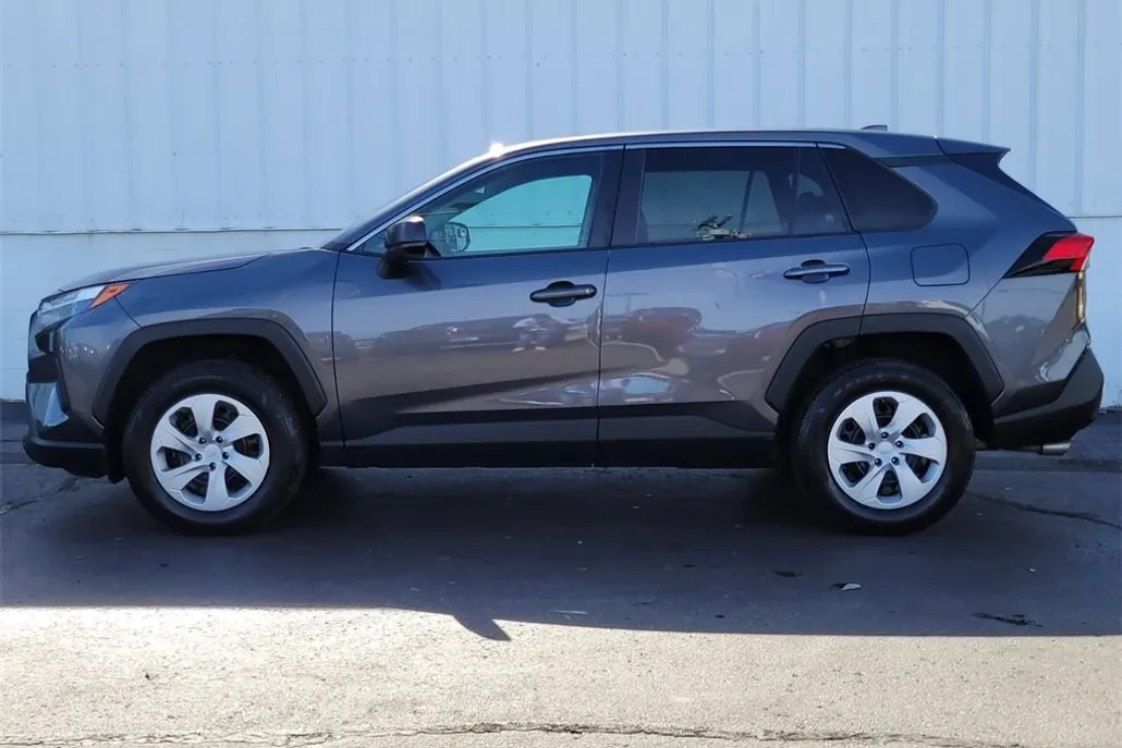 2024 Toyota RAV4 LE photo 1