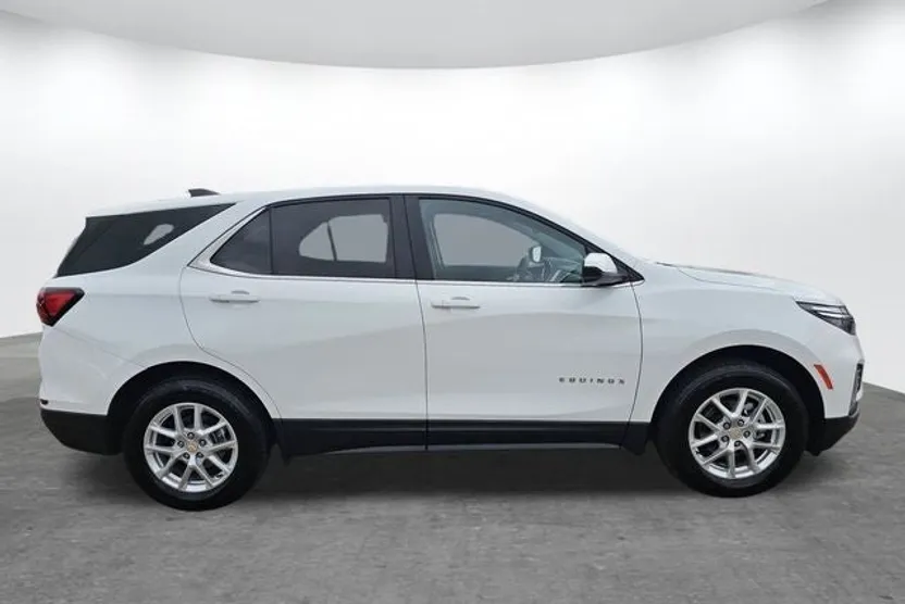 2023 Chevrolet Equinox LT photo 1
