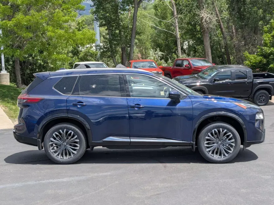 2025 Nissan Rogue Platinum photo 1