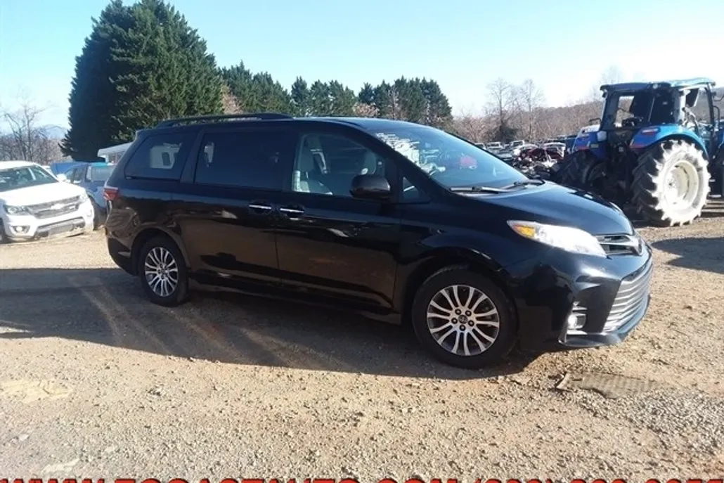 2020 Toyota Sienna XLE photo 1