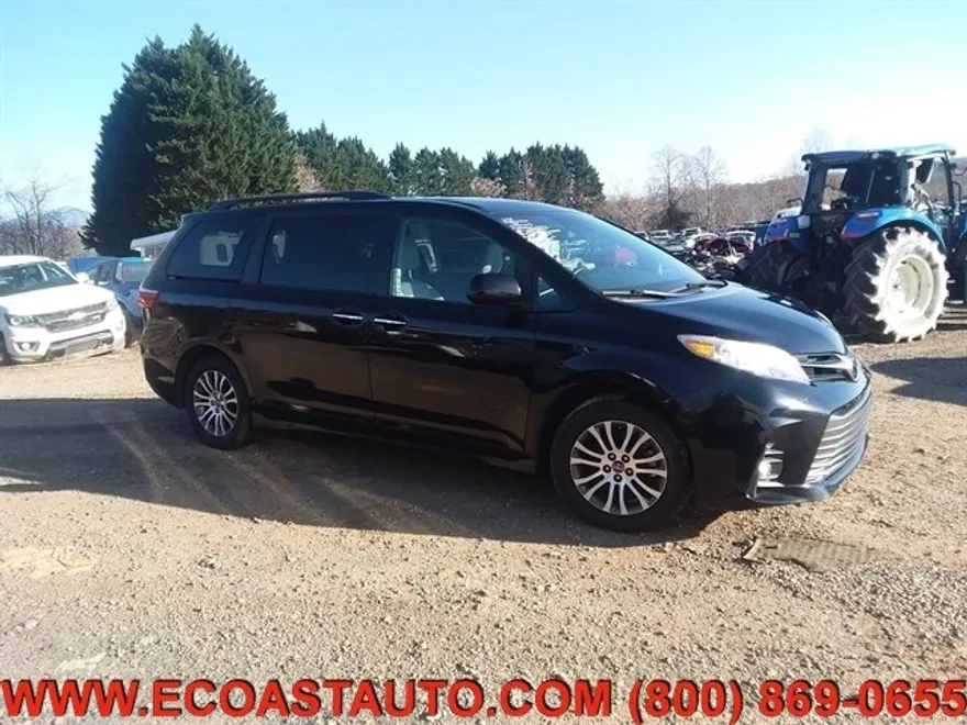 2020 Toyota Sienna XLE photo 1
