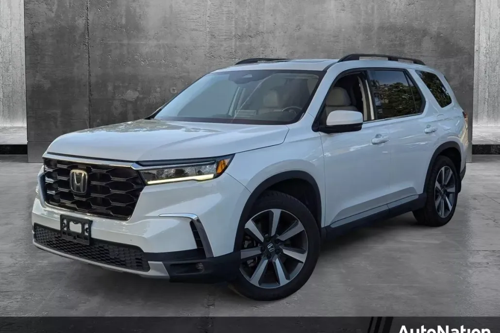 2023 Honda Pilot Touring Sport photo 1