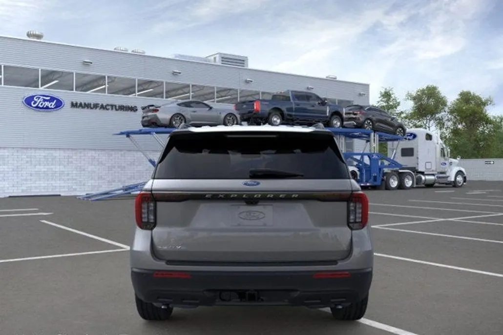 2025 Ford Explorer photo 1
