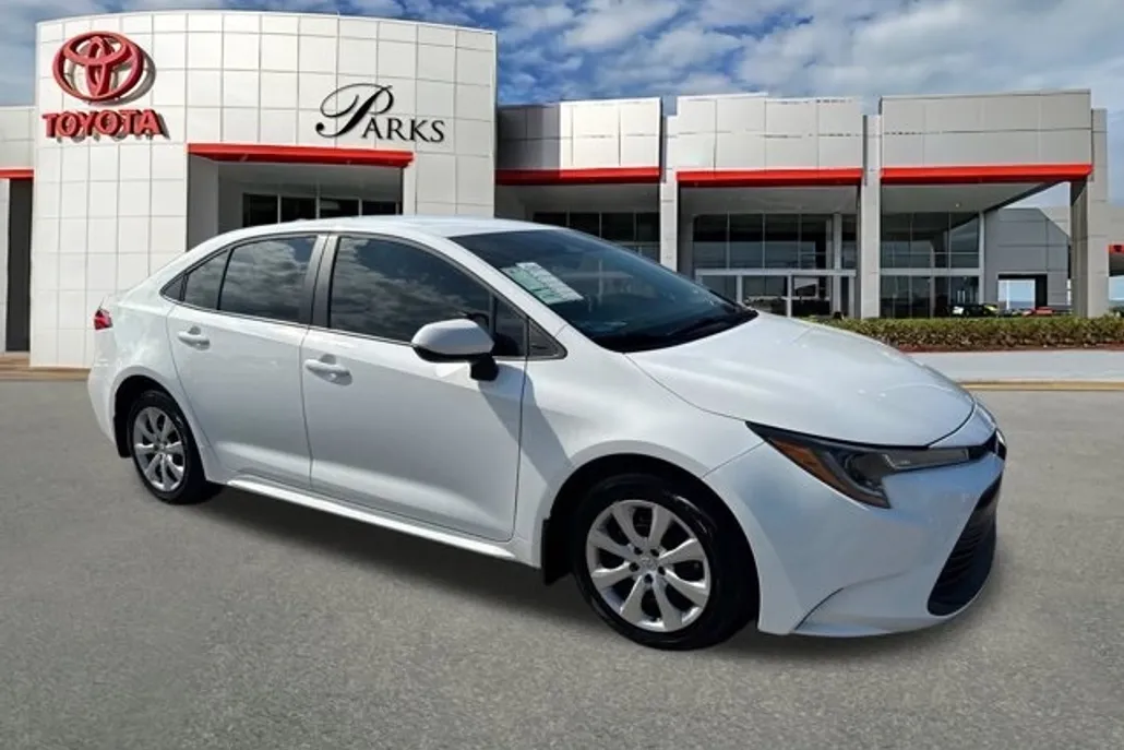 2025 Toyota Corolla LE photo 1