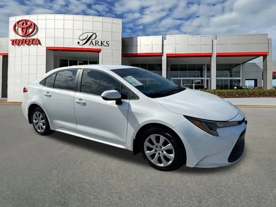 2025 Toyota Corolla LE photo 1