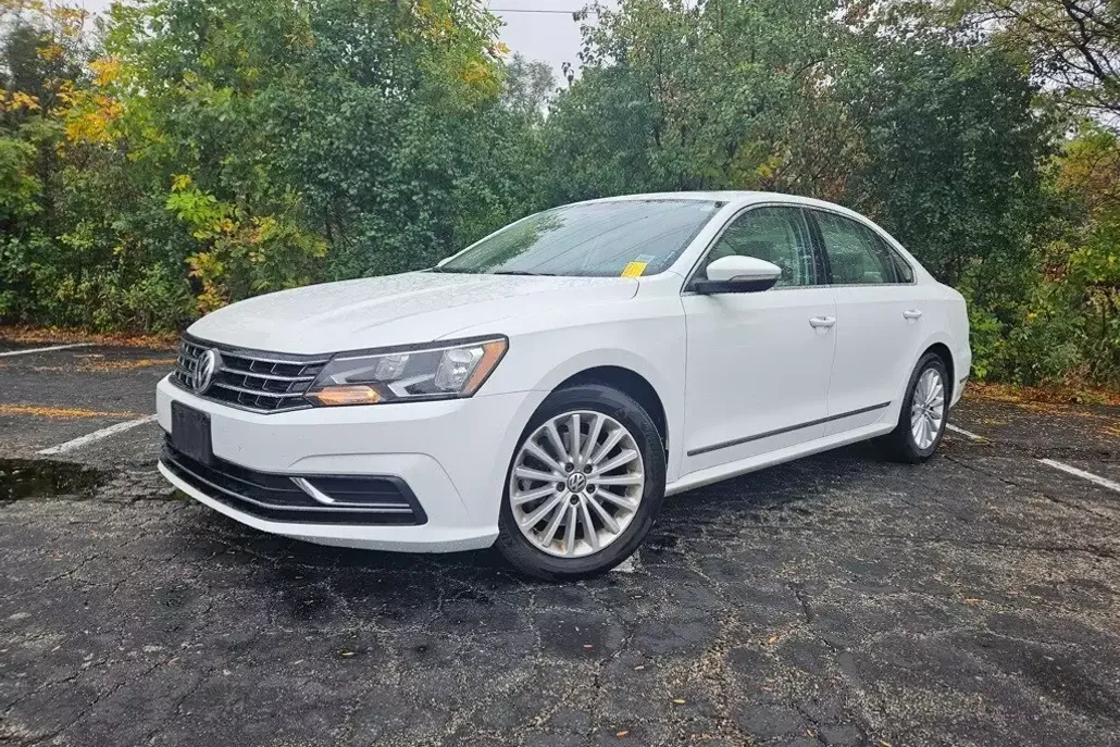 2017 Volkswagen Passat SE photo 1