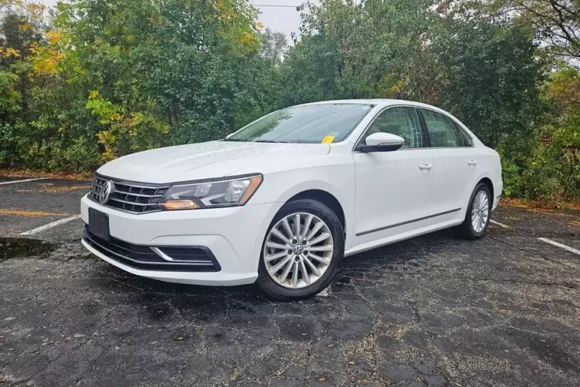 2017 Volkswagen Passat SE photo 1
