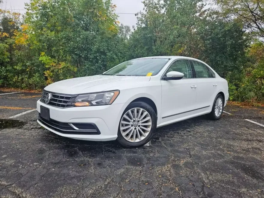 2017 Volkswagen Passat SE photo 1