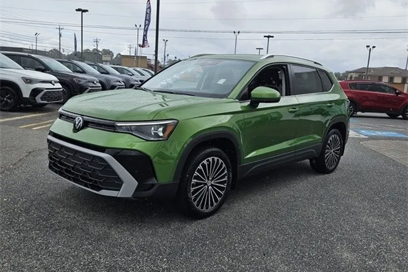 2025 Volkswagen Taos SE photo 1