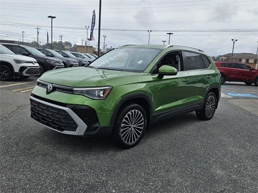 2025 Volkswagen Taos SE photo 1