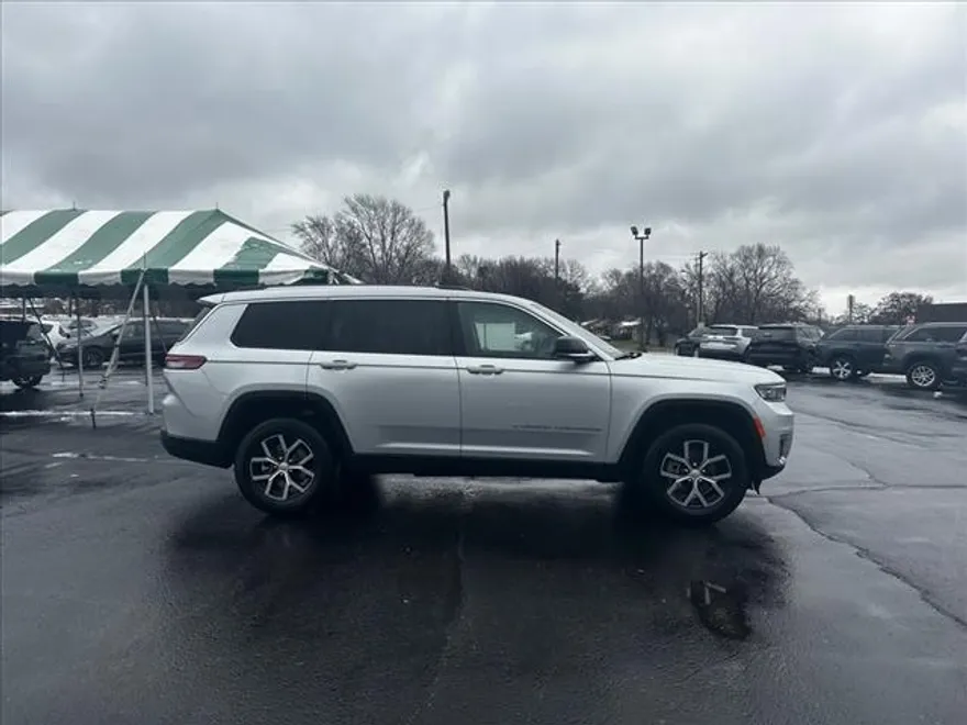 2024 Jeep Grand Cherokee Limited photo 2