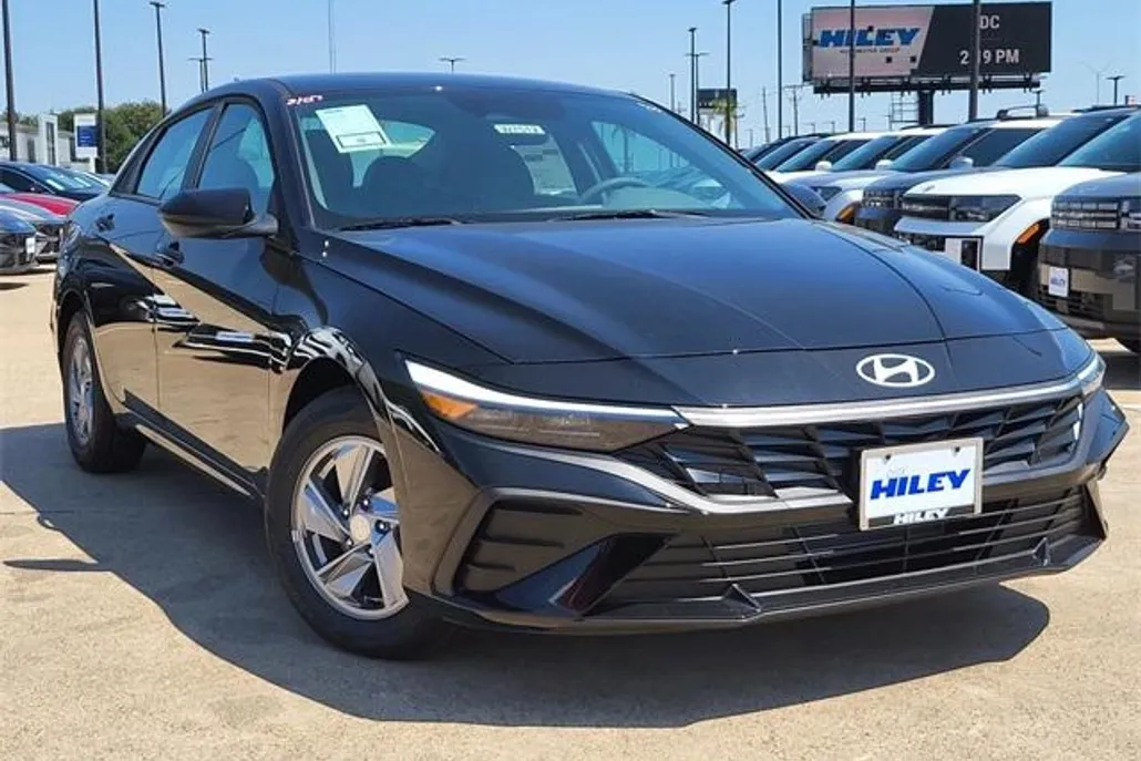 2025 Hyundai Elantra SE photo 1